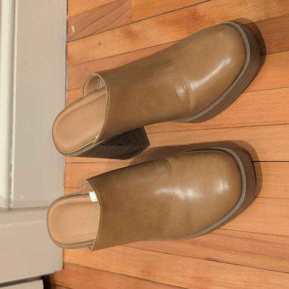 Universal Thread Heeled Mule - Picture 7 of 9